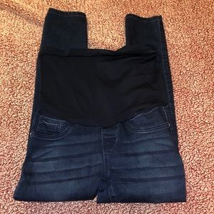 Stretchy, comfy maternity skinny jeans